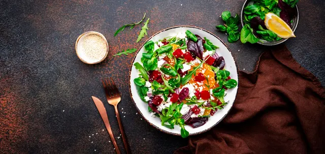 Salade gourmande de betterave, ricotta et mandarine, jeunes pousses et oignon rouge