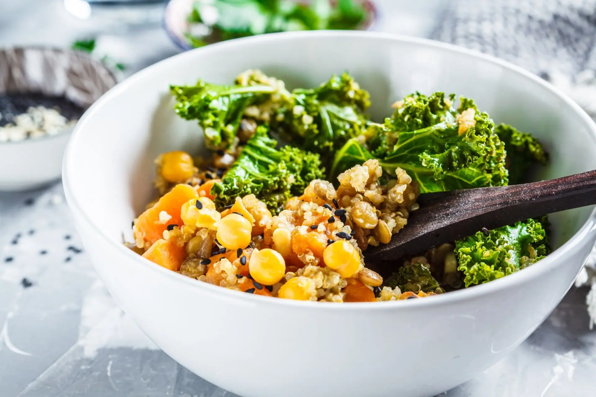 Ragoût végétalien aux pois chiches, patate douce et chou frisé