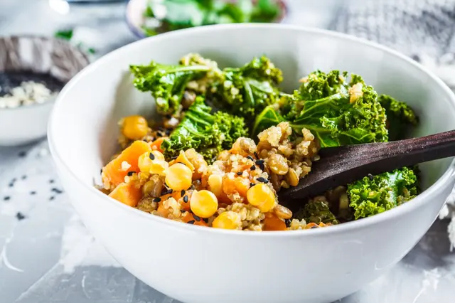 Ragoût végétalien aux pois chiches, patate douce et chou frisé