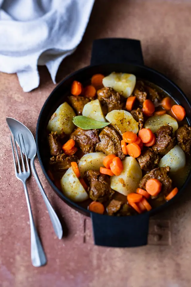 Mijoté d’agneau au miel, navets et carottes