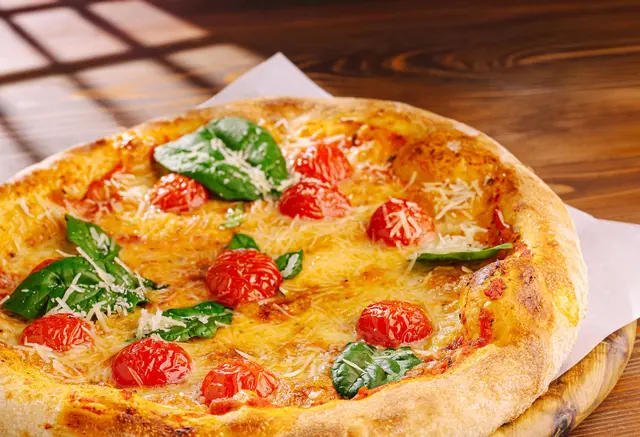 Pizza caprese aux tomates cerises et basilic