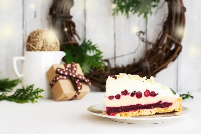 Gâteau au fromage de Noël à la canneberge