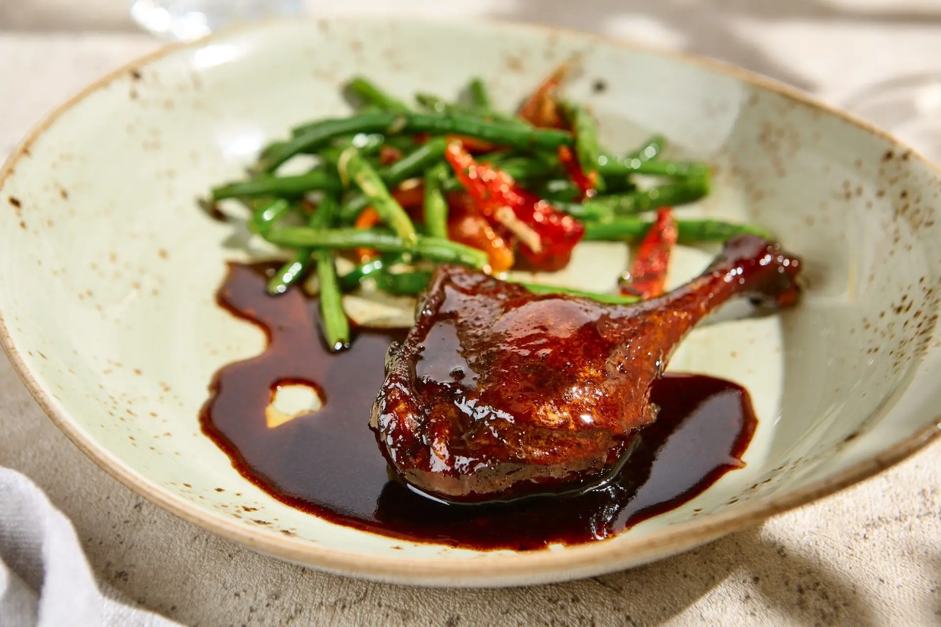 Cuisse de canard confite avec sauce aux baies et haricots verts
