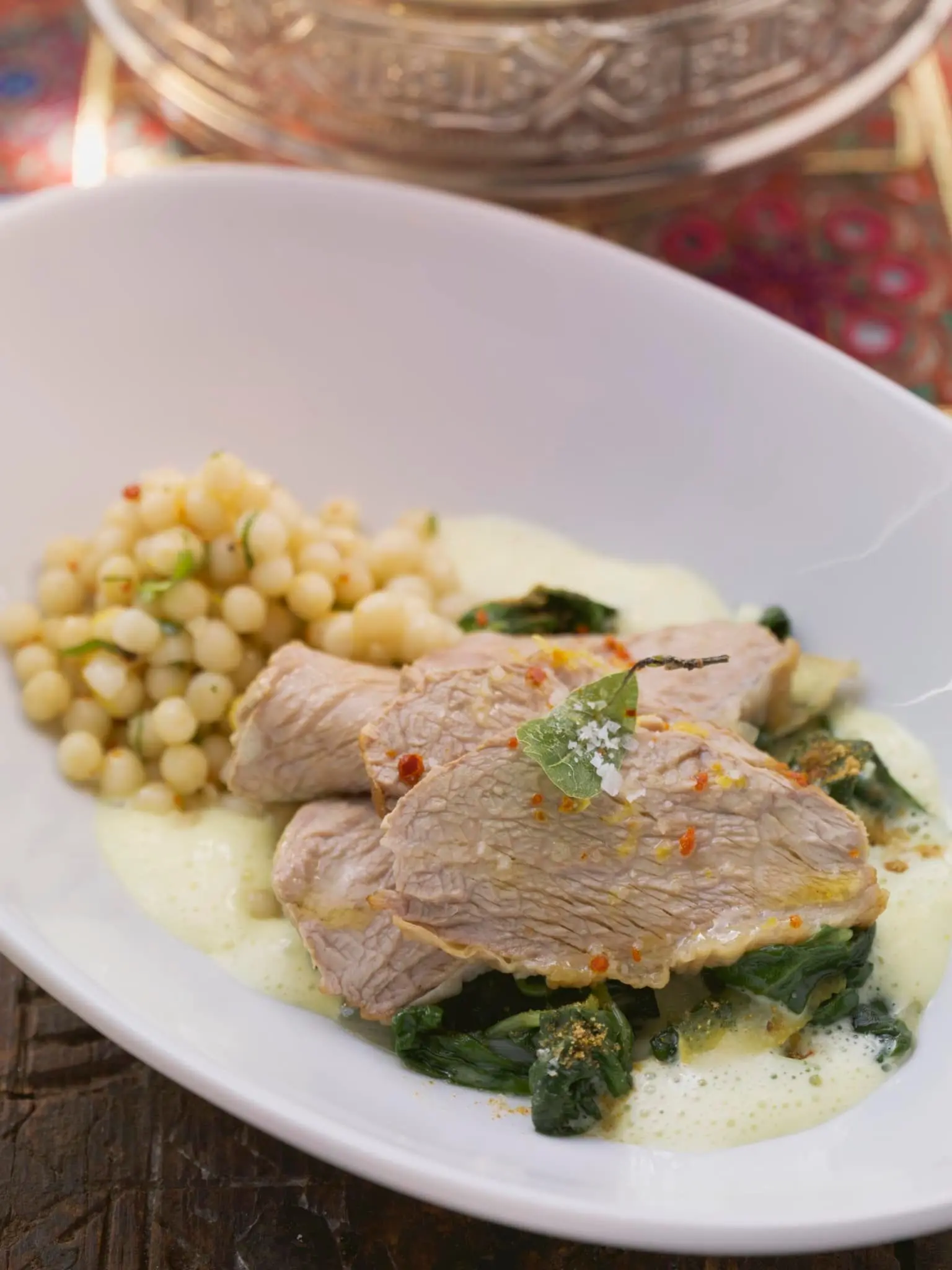 Escalope de veau bouillie, épinards et couscous libanais