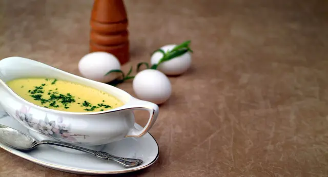 La sauce béarnaise : pourquoi porte-t-elle le nom d’une région qui n’y est pour rien ?