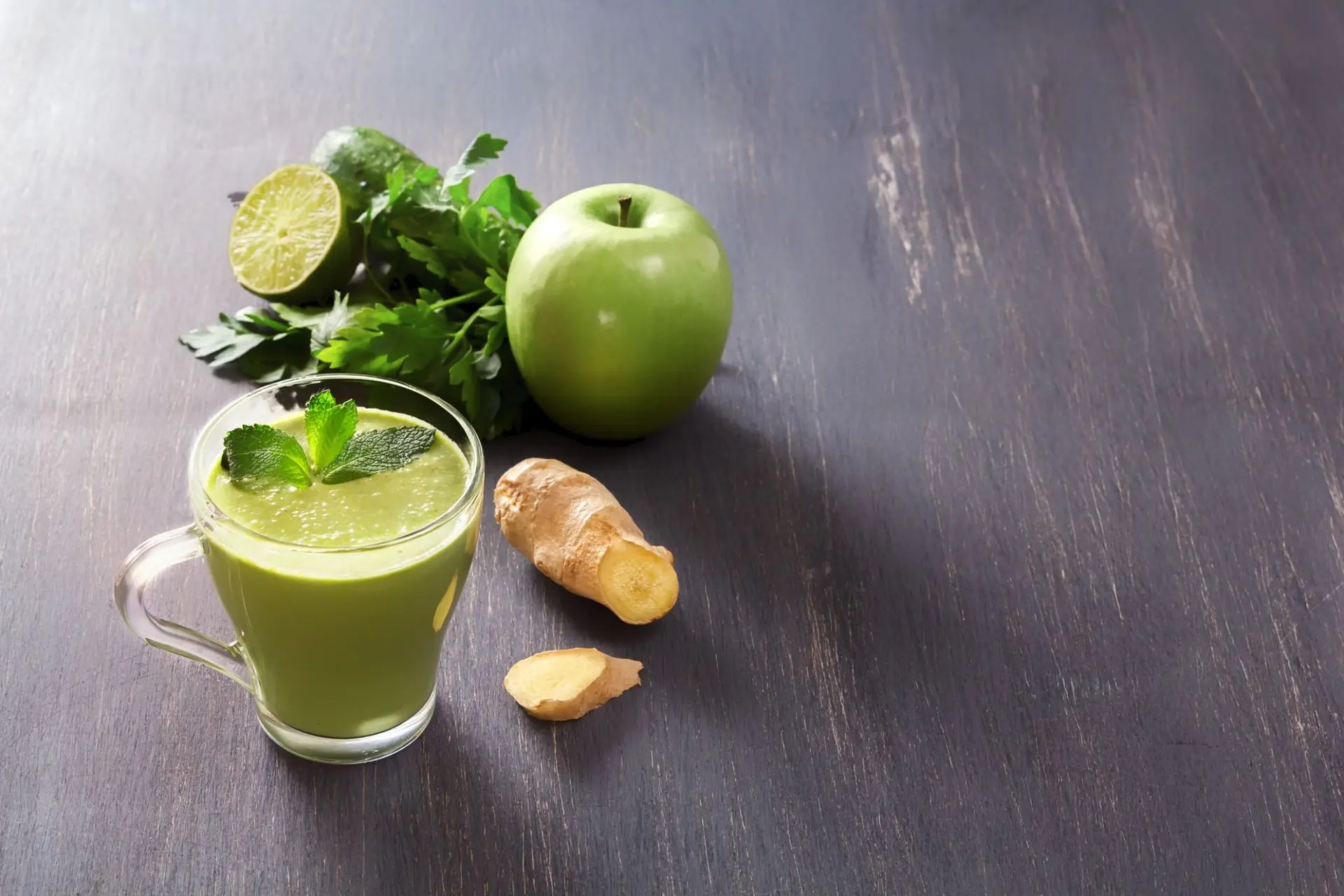Smoothie vert frais avec persil, gingembre, pomme, citron vert et menthe