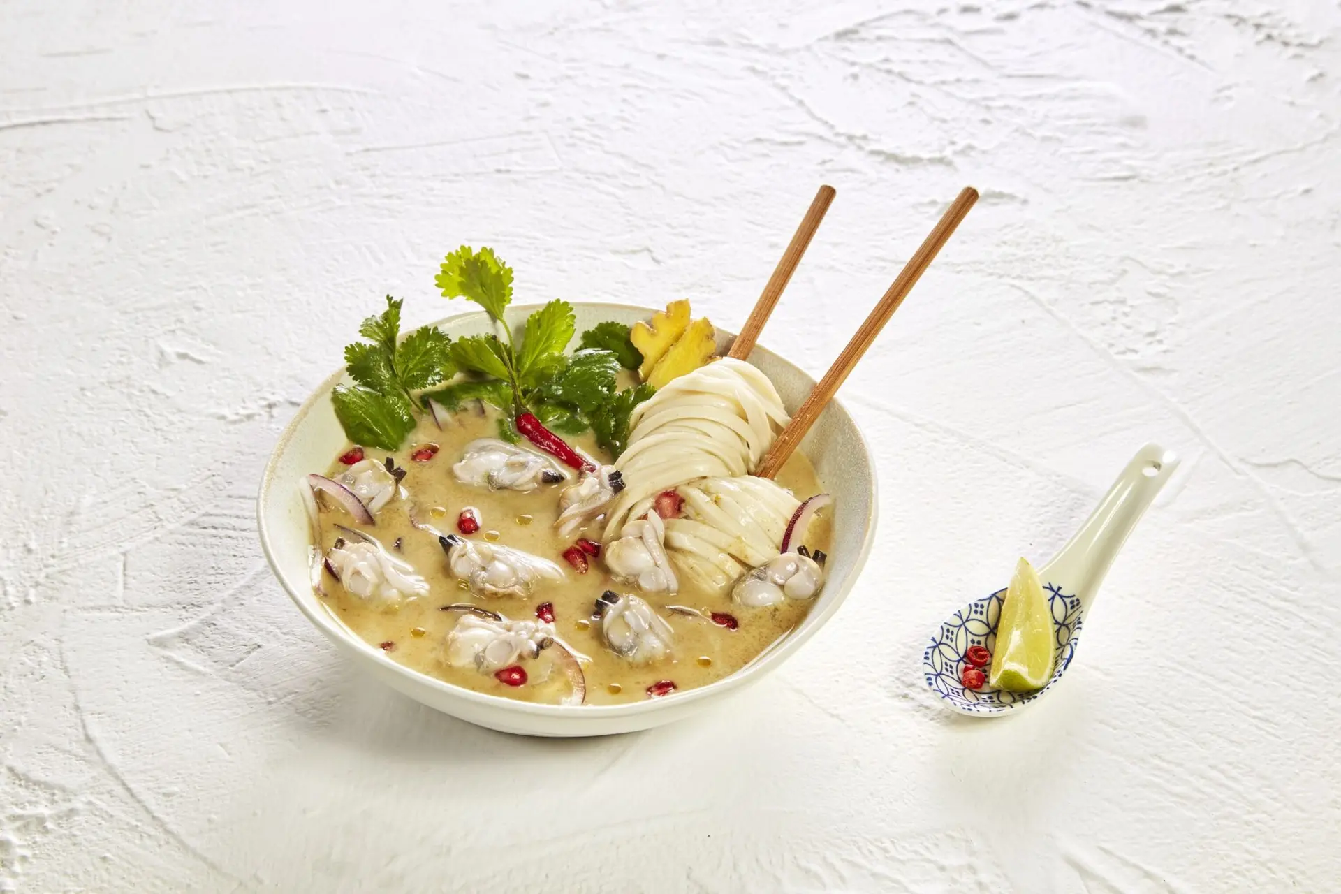 Curry de palourdes aux nouilles, gingembre, coriandre et citron vert