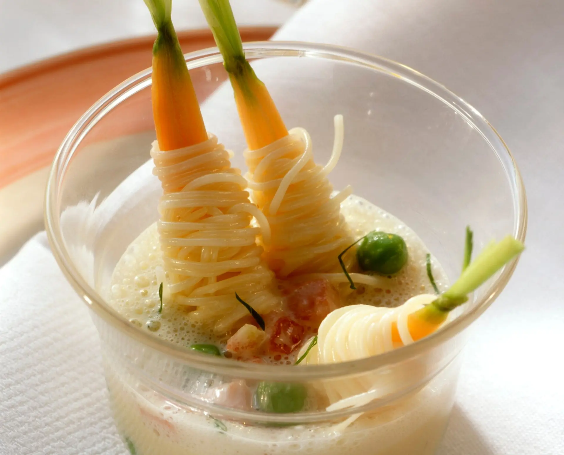 Brochettes de spaghettis sur des brochettes de carottes avec jambon et sauce à la crème