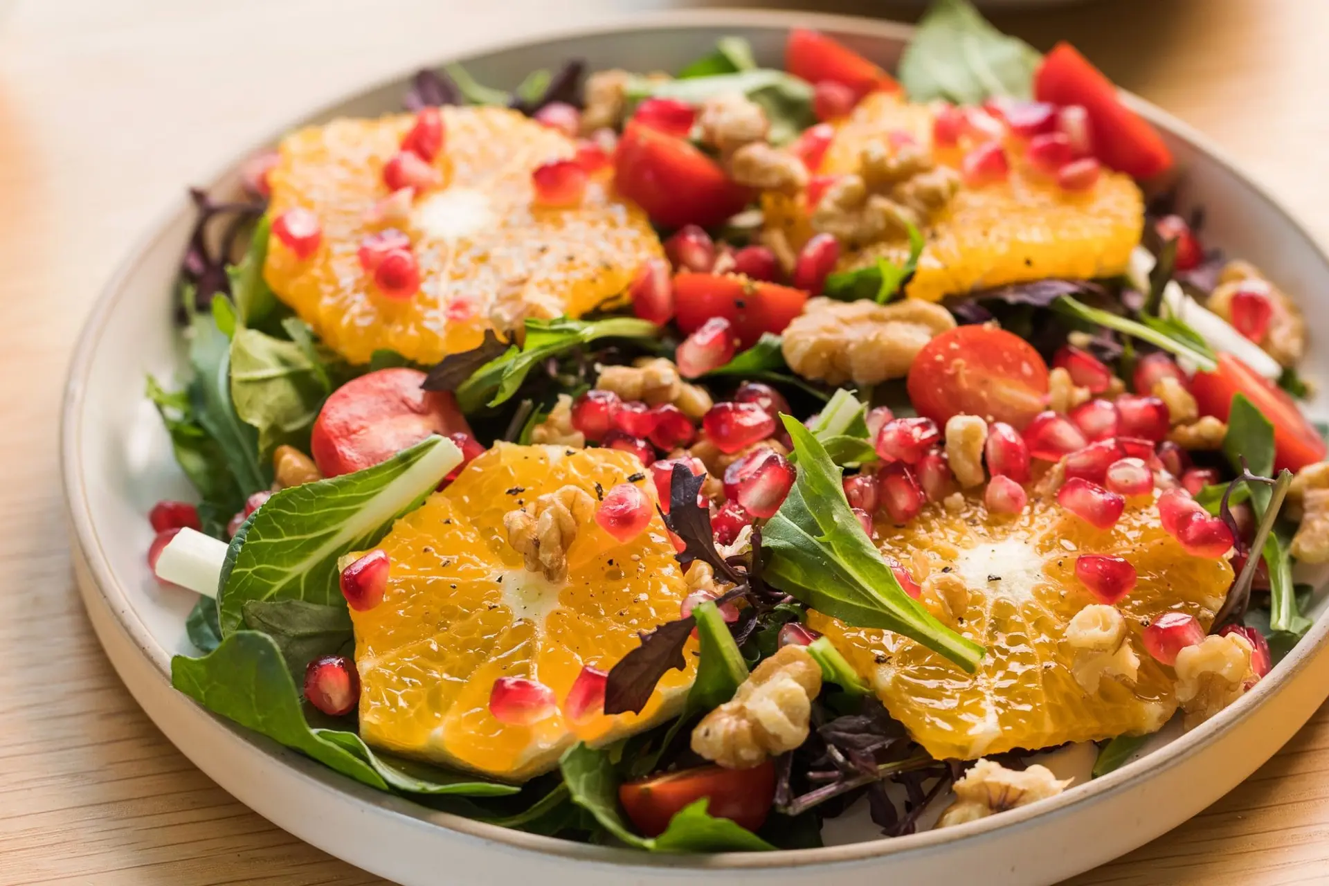 Recette salade végane aux agrumes, feuilles de laitue et grenade