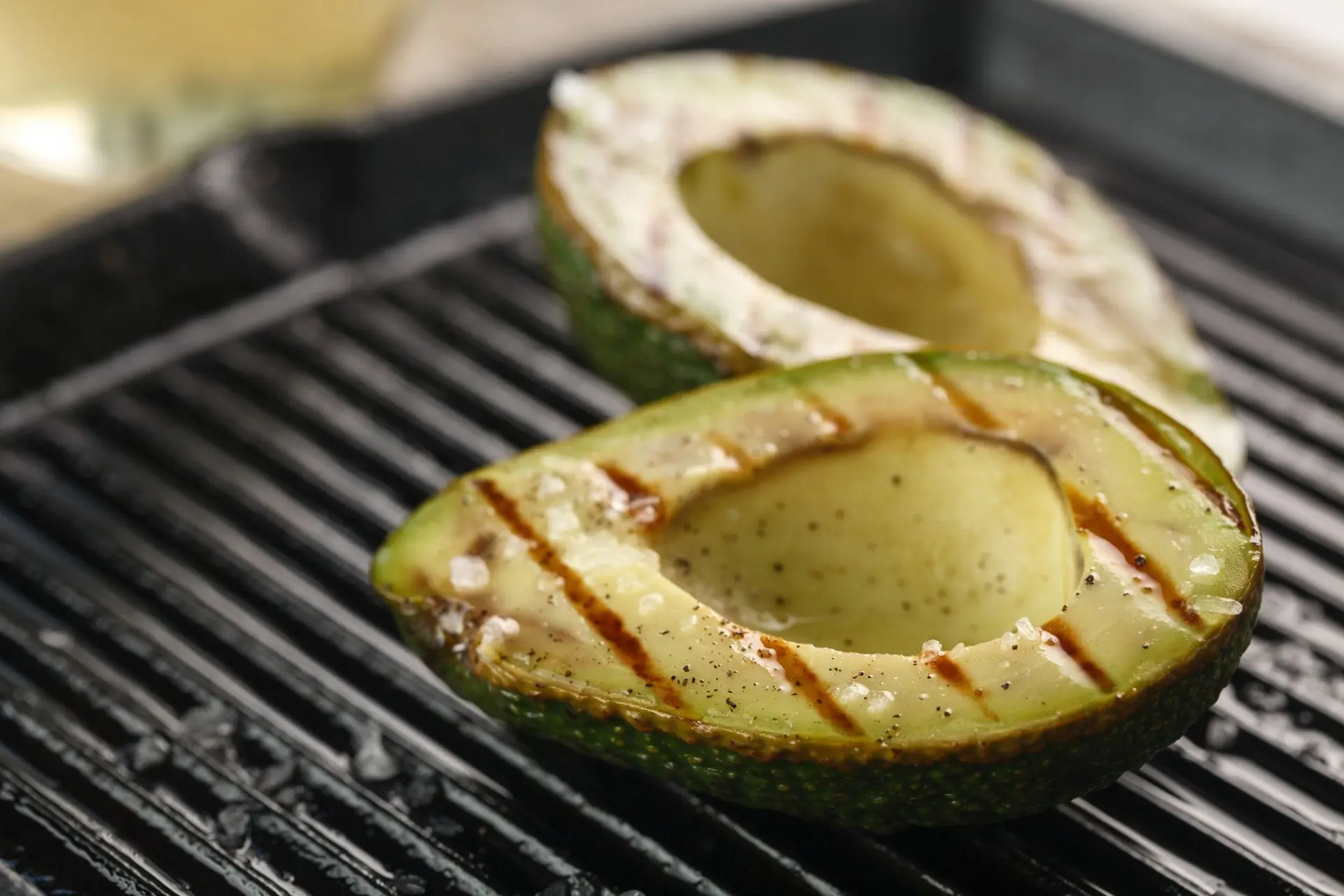 Avocat grillé au barbecue