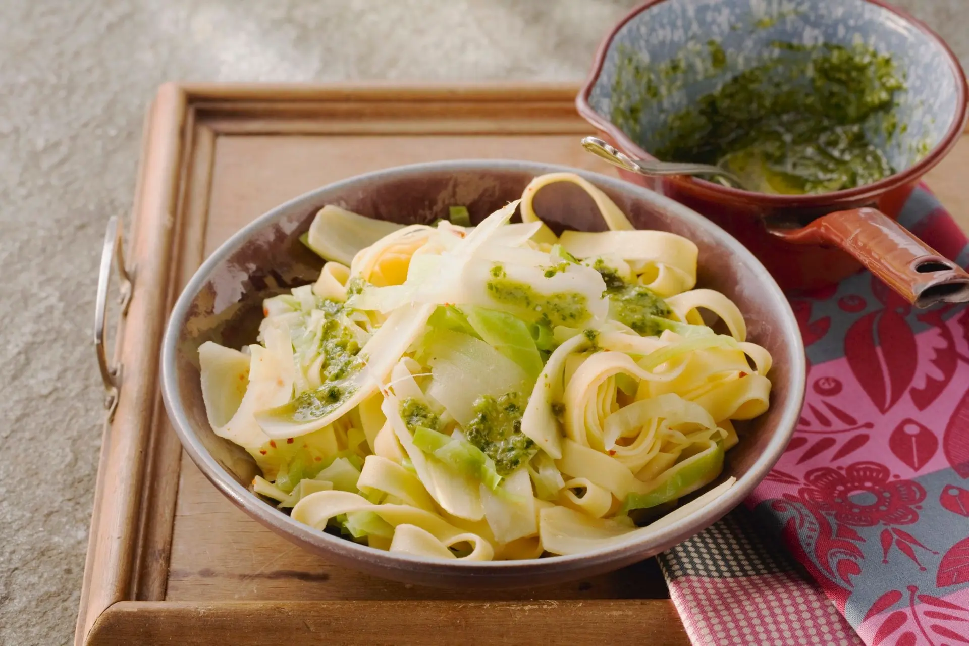 Tagliatelles aux panais et chou, sauce pesto