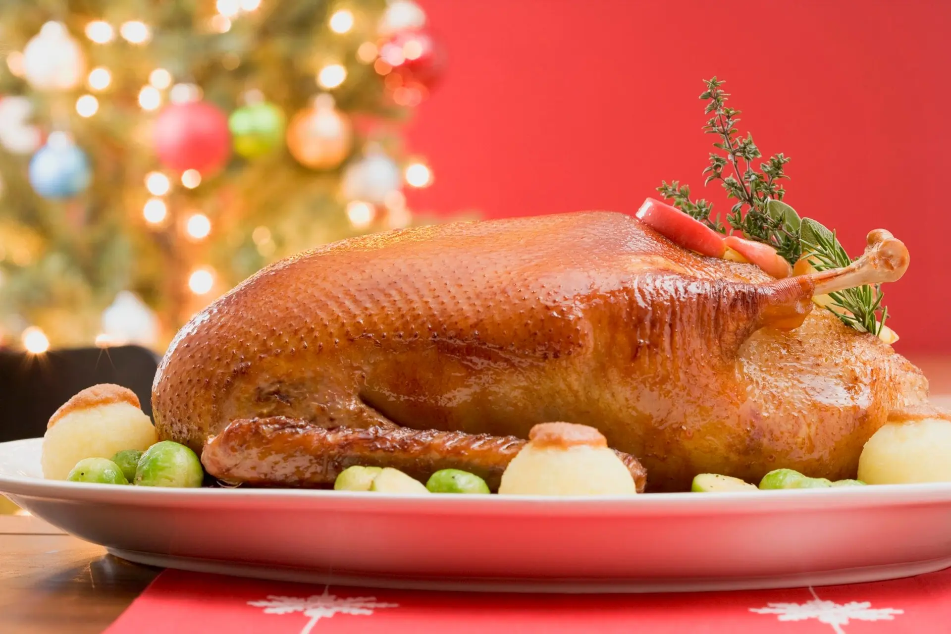 Canard rôti avec quenelles et choux de Bruxelles