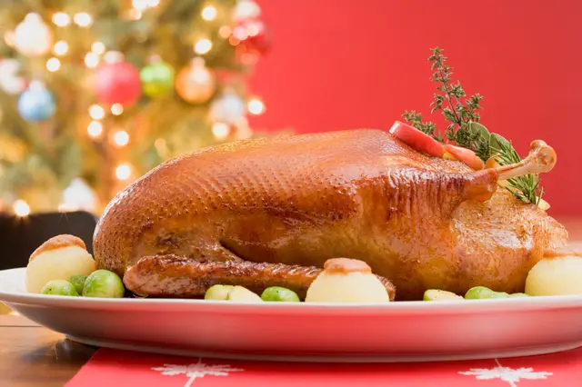 Canard rôti avec quenelles et choux de Bruxelles