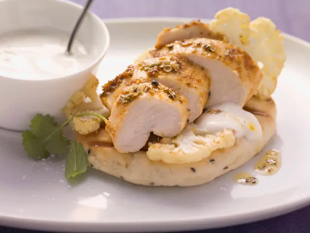 Poulet tandoori, chou-fleur rôti, pain naan et sauce yaourt