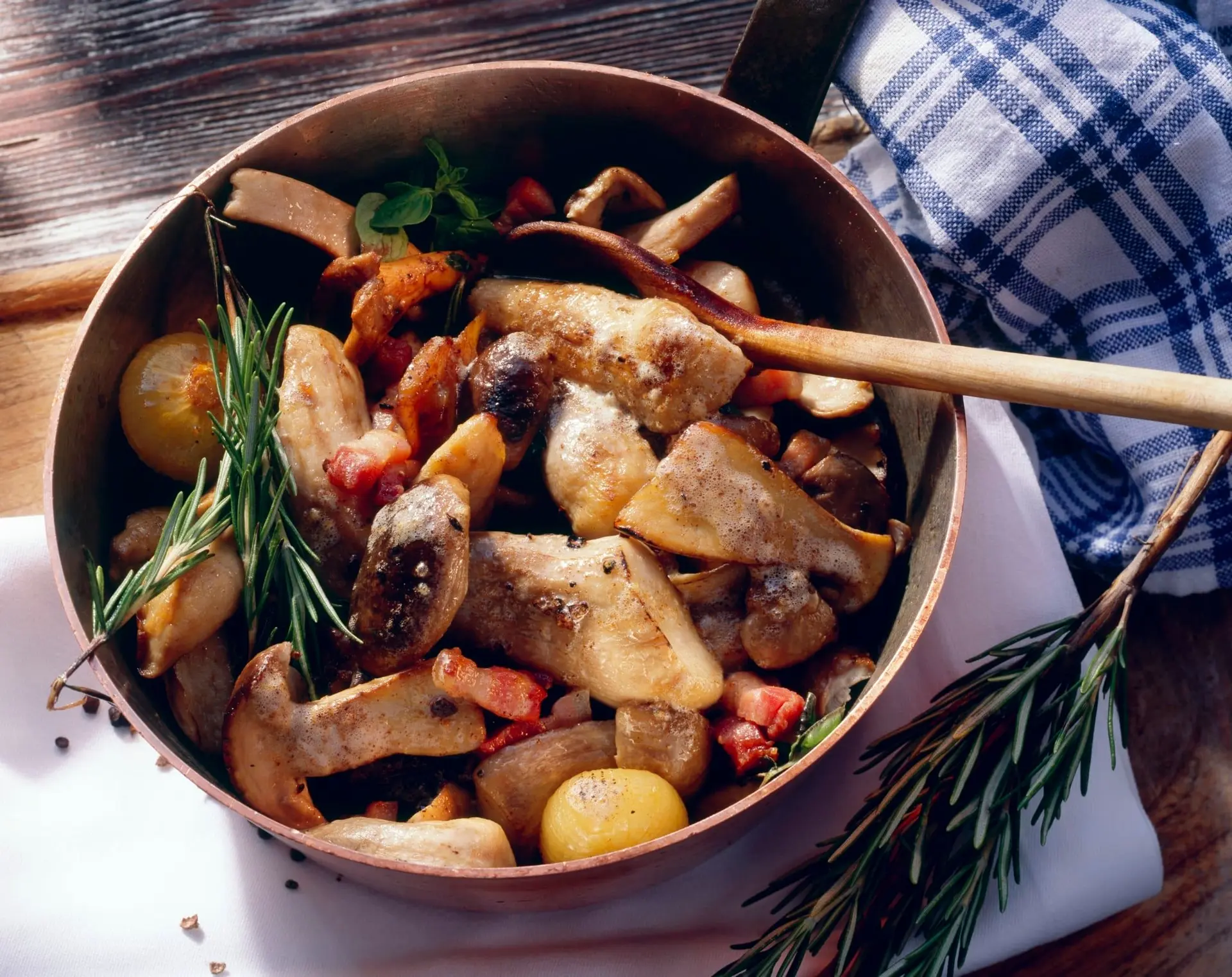 Champignons sautés à la poêle avec jambon et oignons