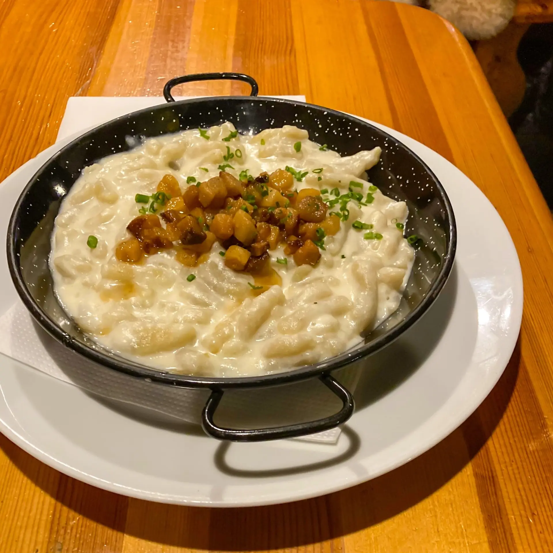 Bryndzové halušky (boulettes de pommes de terre, fromage crémeux, bacon)
