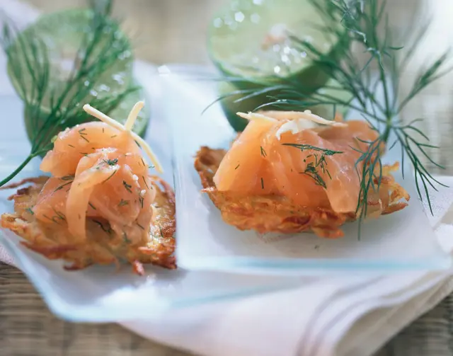 Saumon mariné sur des galettes de pommes de terre