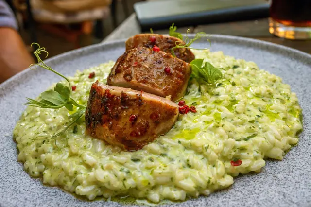 Filet de porc accompagné de risotto à l'ail des ours