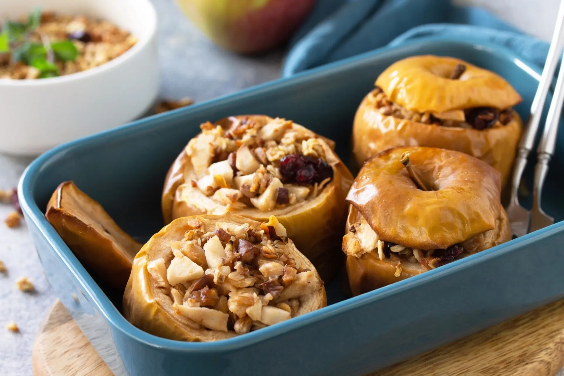 Pommes au four farcies aux noix, miel et granola