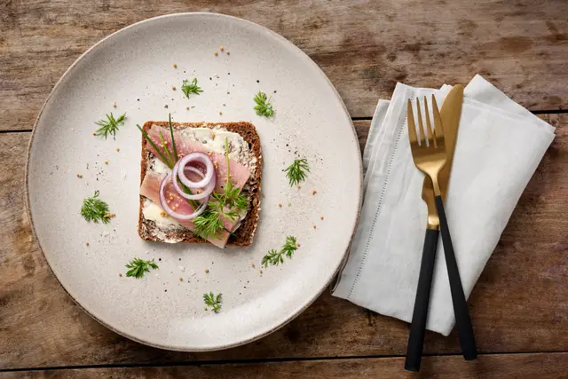 Sandwich danois de hareng mariné avec des oignons