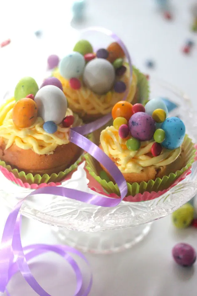 Cupcakes façon nid de Pâques, biscuit de Savoie, crème au beurre vanillée