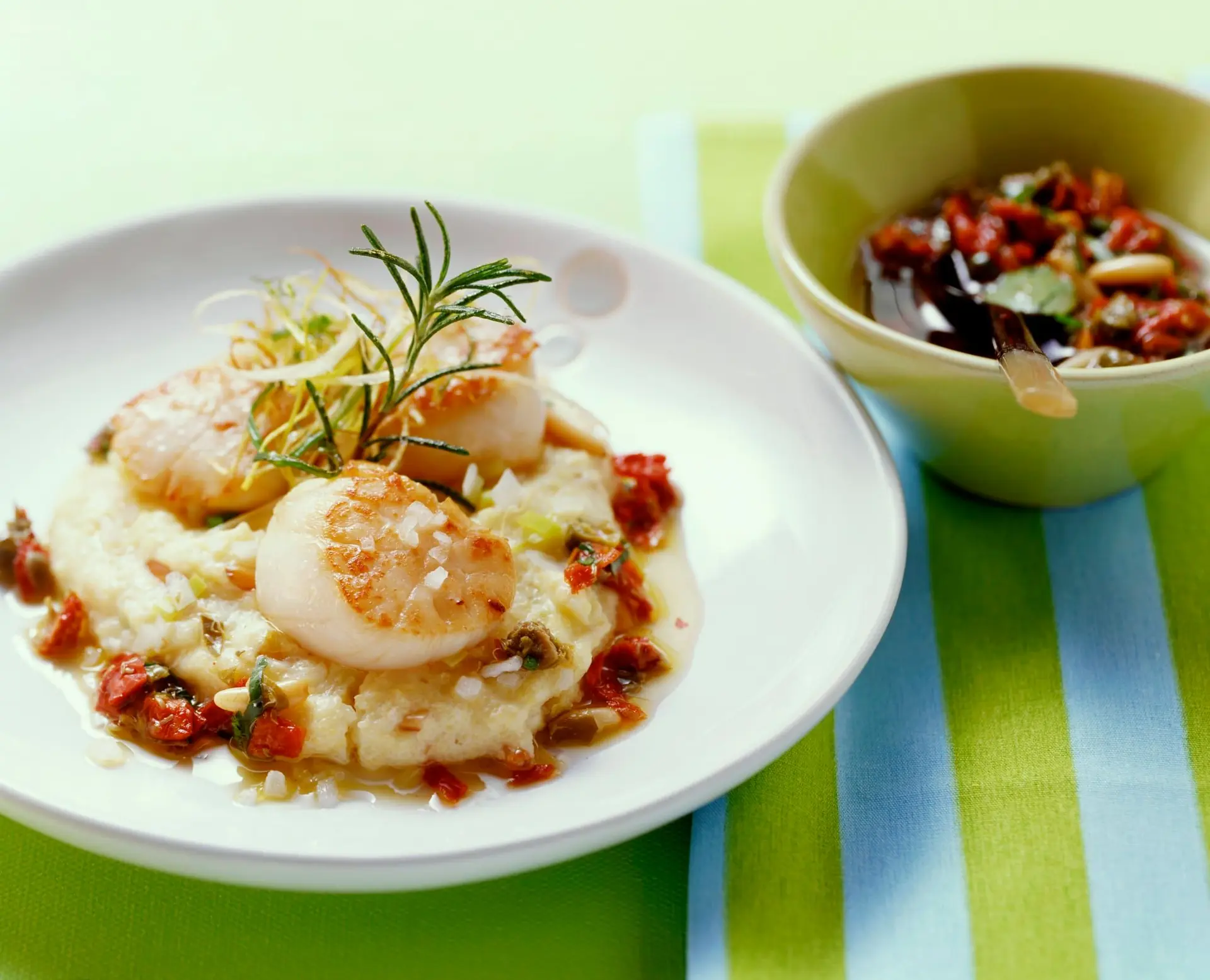 Coquilles Saint-Jacques sur polenta aux pignons de pin et câpres