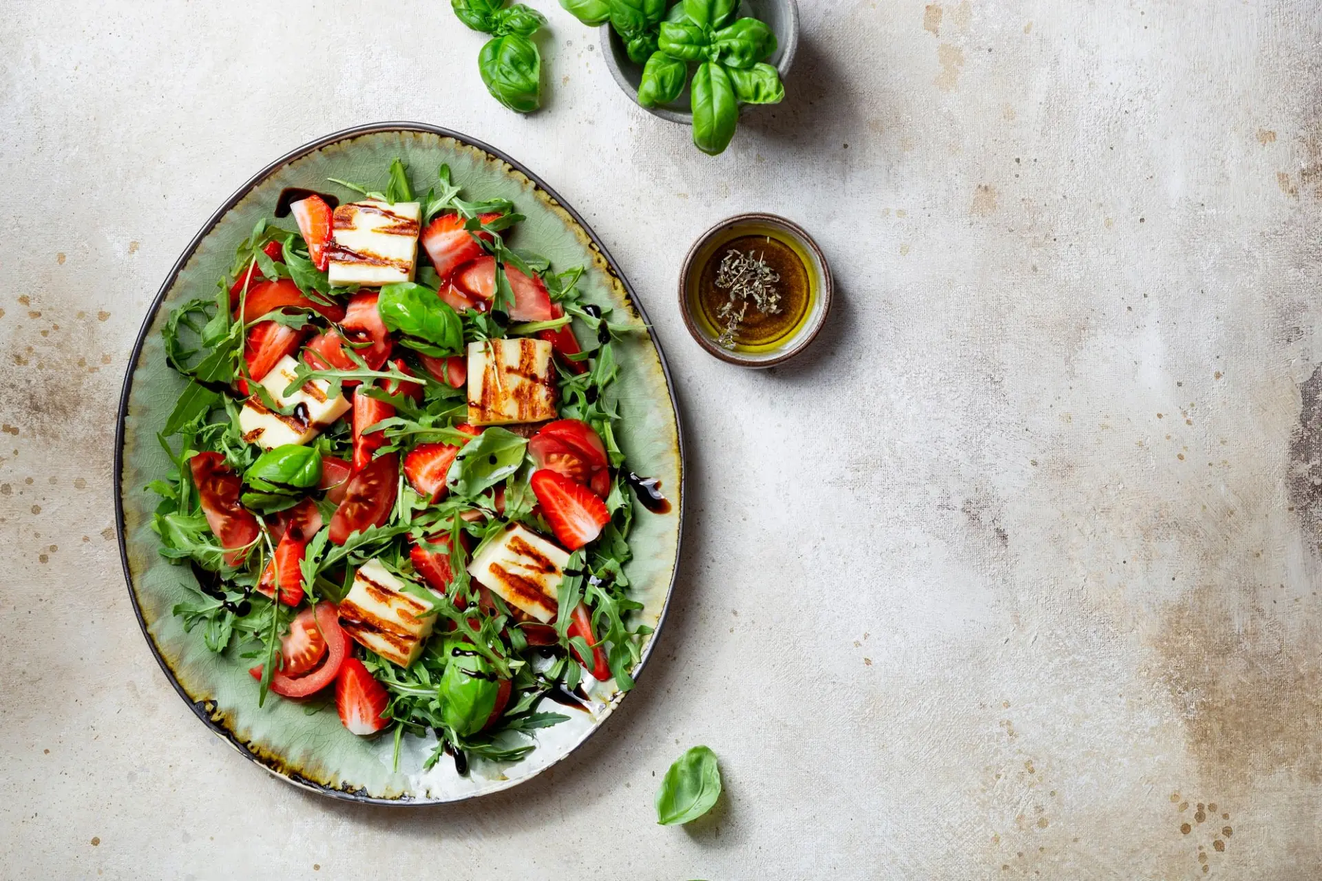 Recette salade aux fraises, tomates et fromage halloumi