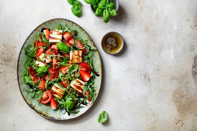 Recette salade aux fraises, tomates et fromage halloumi