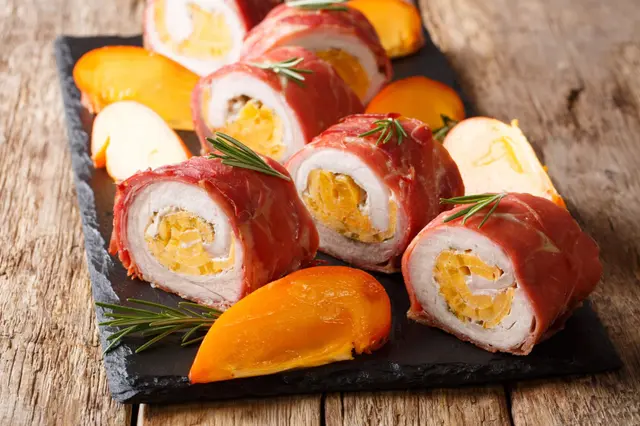 Roulés de porc au prosciutto, farcis au kaki frais et fromage