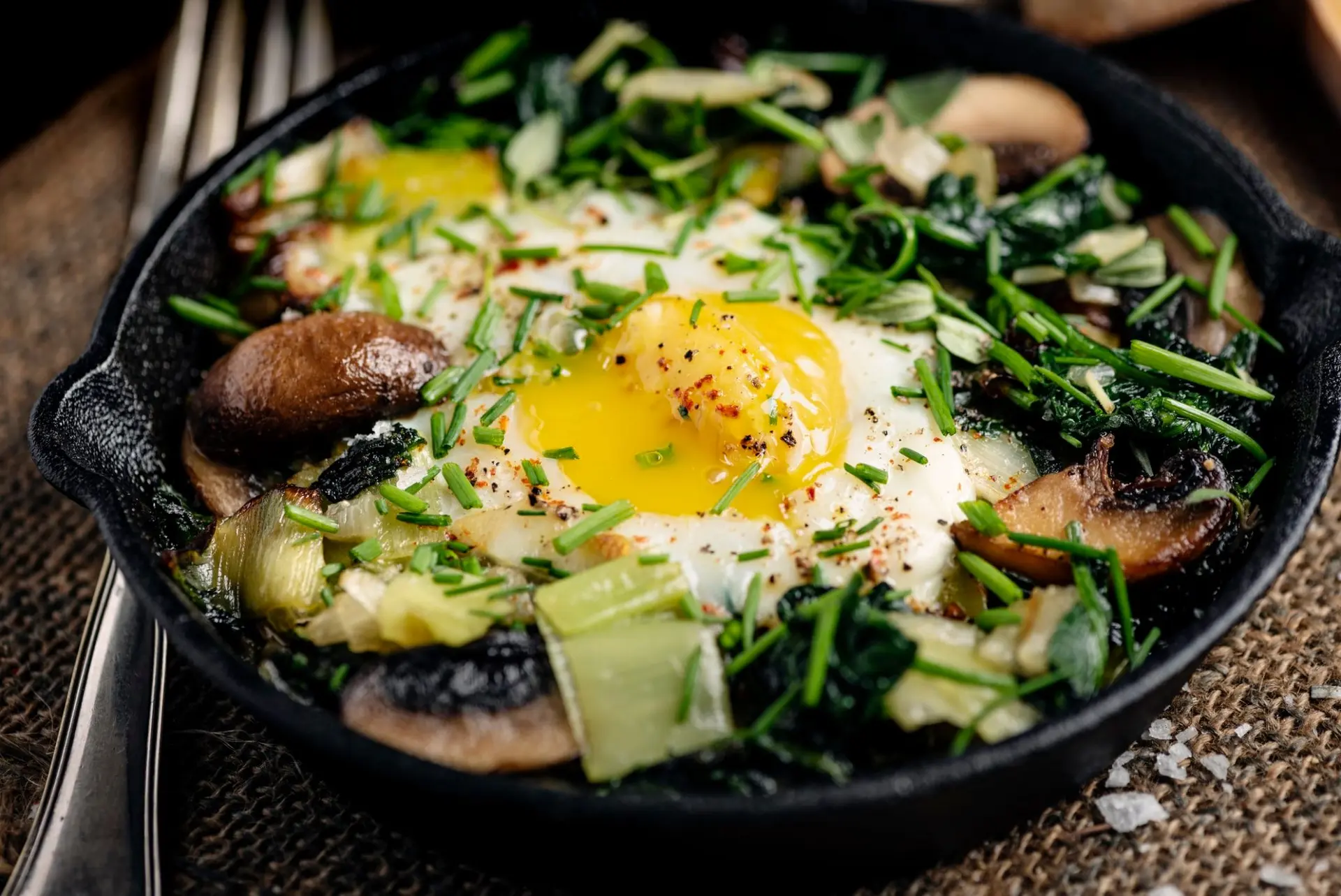 Œufs au four avec épinards, champignons et poireaux