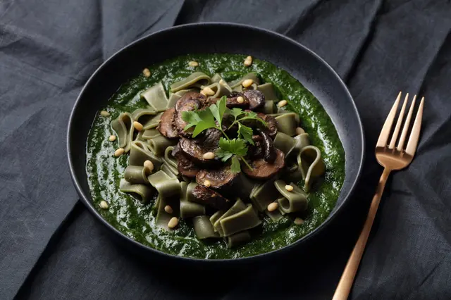 Pâtes à la spiruline, aux champignons, sauce aux épinards et pignons de pin