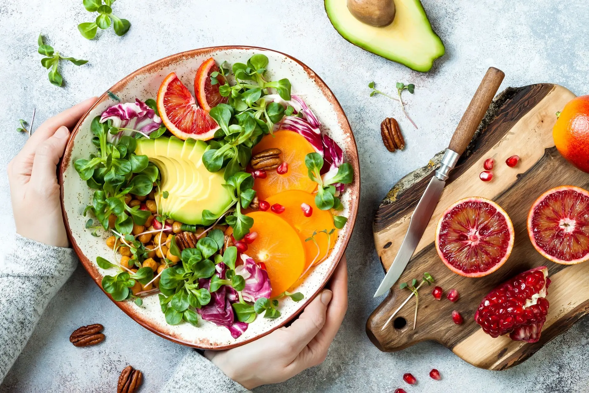 Detox Bol Bouddha avec curcuma rôti, pois chiches, avocat, kaki, orange sanguine, noix et grenade
