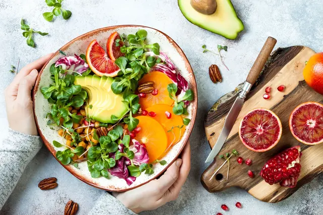 Detox Bol Bouddha avec curcuma rôti, pois chiches, avocat, kaki, orange sanguine, noix et grenade
