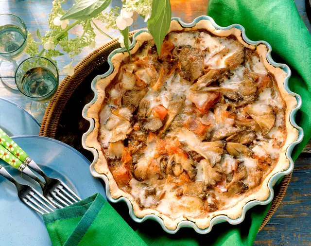 Quiche aux pleurotes et au jambon dans un plat à four
