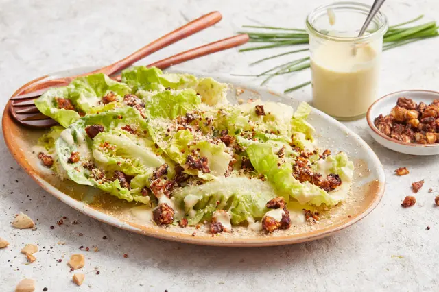 Salade César avec morceaux de bacon végétalien