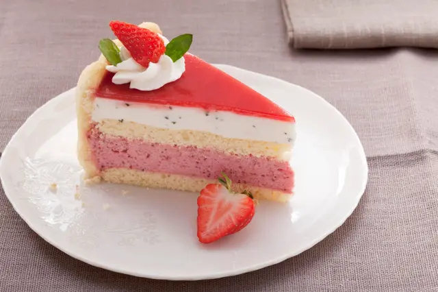 Gâteau à étages aux fraises et au yaourt avec de la crème