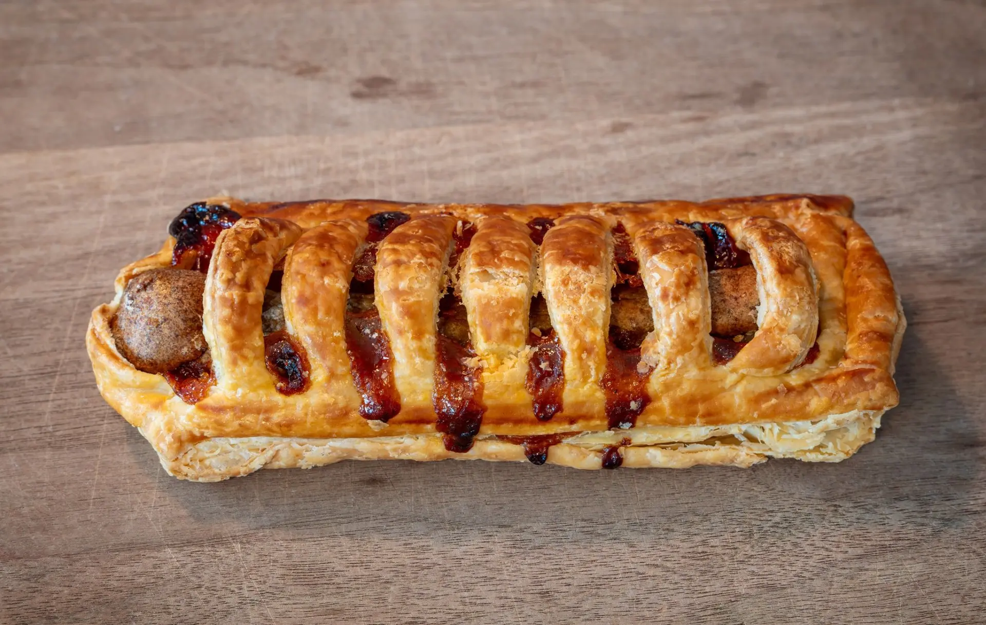 Frikandelbroodje (pâté feuilletée à la saucisse et sauce curry)