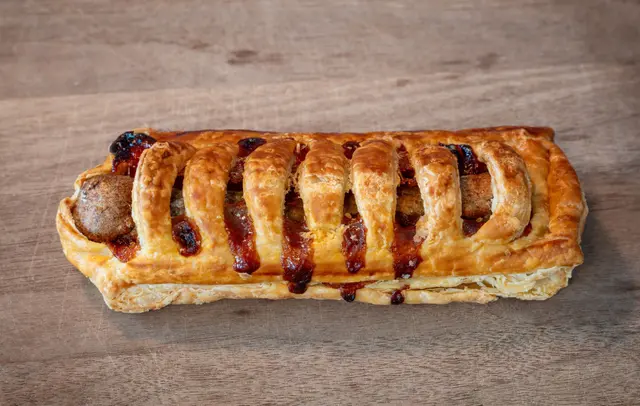Frikandelbroodje (pâté feuilletée à la saucisse et sauce curry)