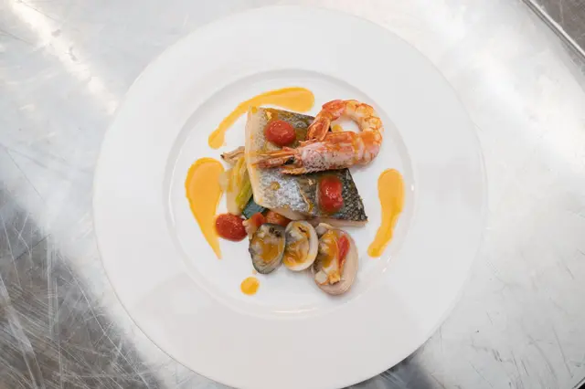 Crevettes, palourdes et bar à la tomate