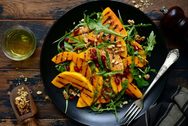 Citrouille grillée sur salade de roquette, noix et graines de grenade