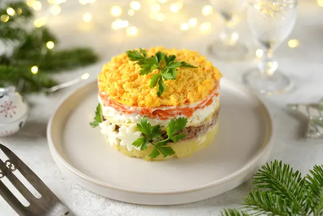 Salade russe au caviar rouge, poisson, pommes de terre, fromage, carottes et œufs