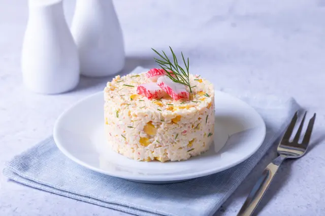 Salade de crabe au maïs et œufs durs