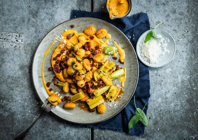 Gnocchis à la sauce de courge, poireaux fondants et chorizo croustillant