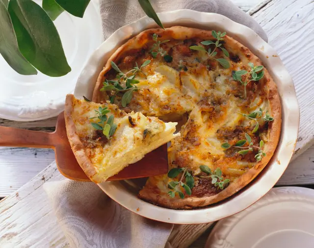Tourte aux pommes de terre, échalotes et feuilles de marjolaine