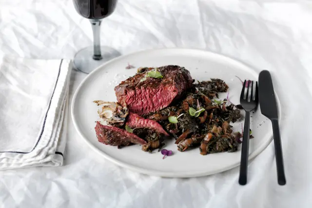 Onglet et blettes braisées au beurre d'ail noir