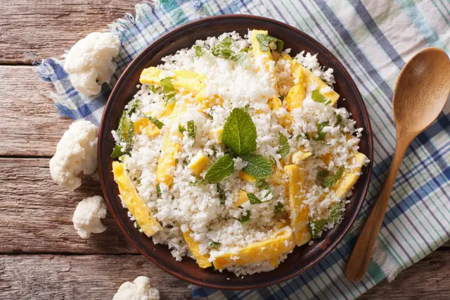 Riz au chou-fleur avec des œufs brouillés