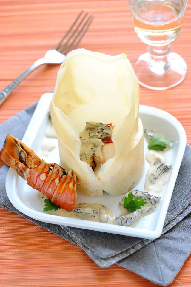 Croquant de homard à la crème de morilles