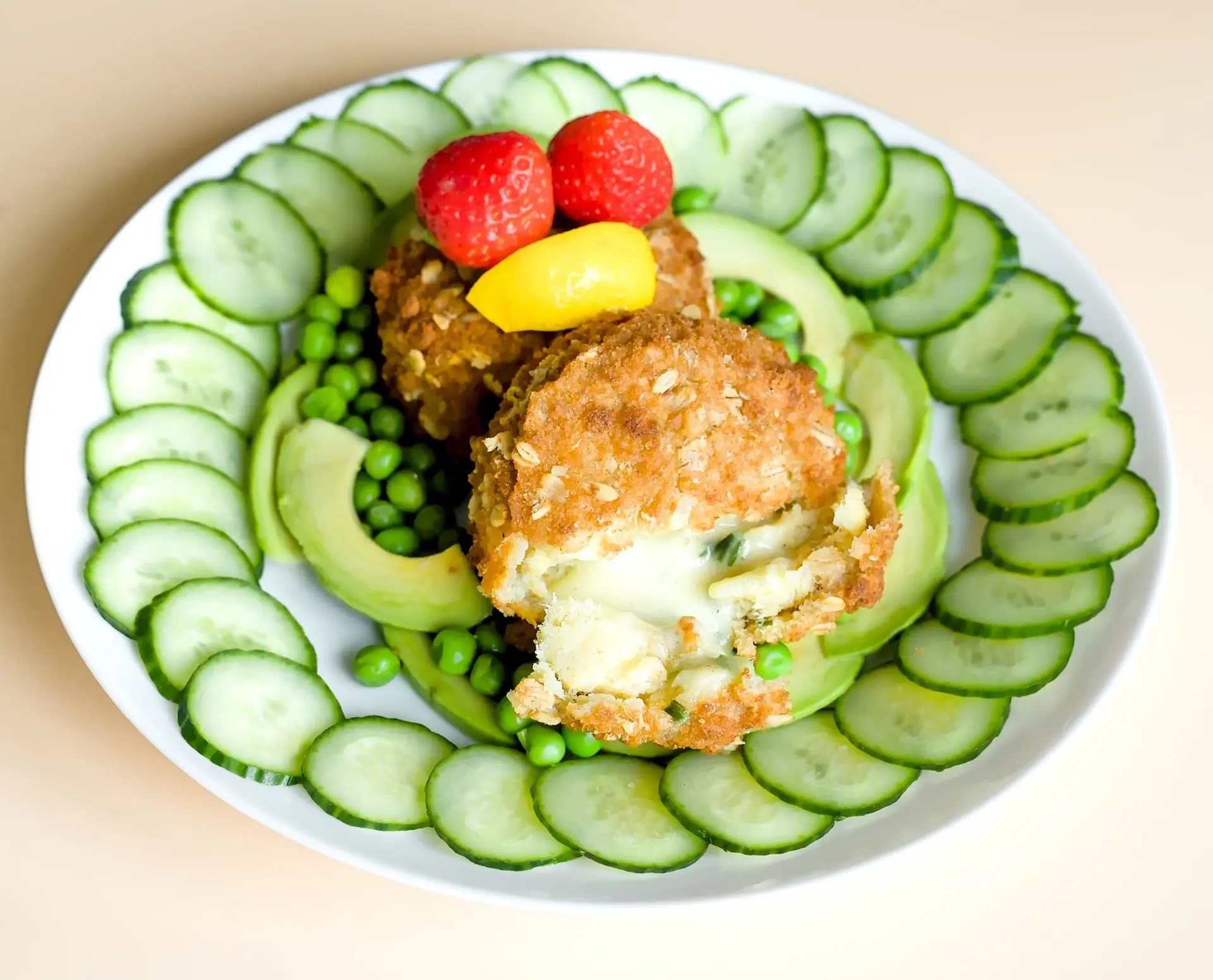 Croquettes d'aiglefin fumé avec cheddar affiné, fraise, avocat, concombre et petits pois