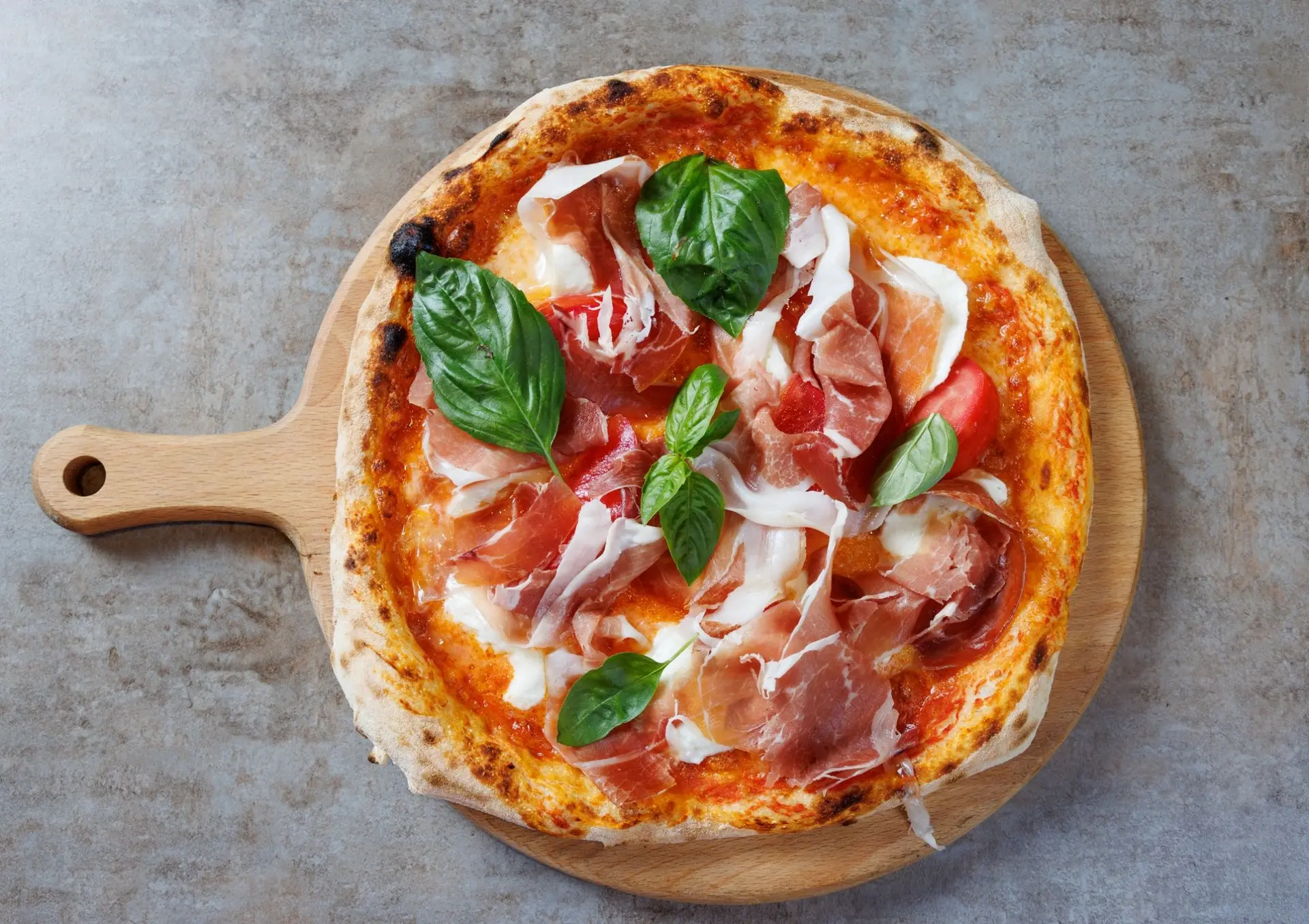 Pizza jambon cru et basilic