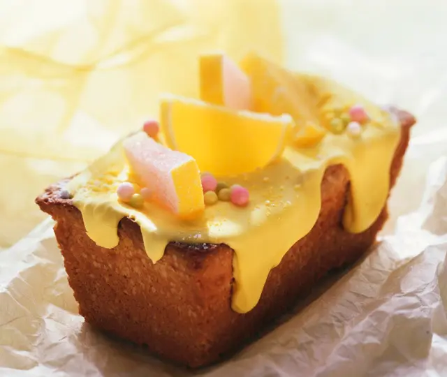 Gâteau de Madère au citron décoré de bonbons